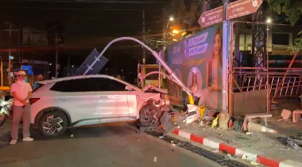 สลด เก๋งไฟฟ้าพุ่งชนจยย. พังยับ สาวดับ 1 ค้นกระเป๋ายิ่งตกใจ