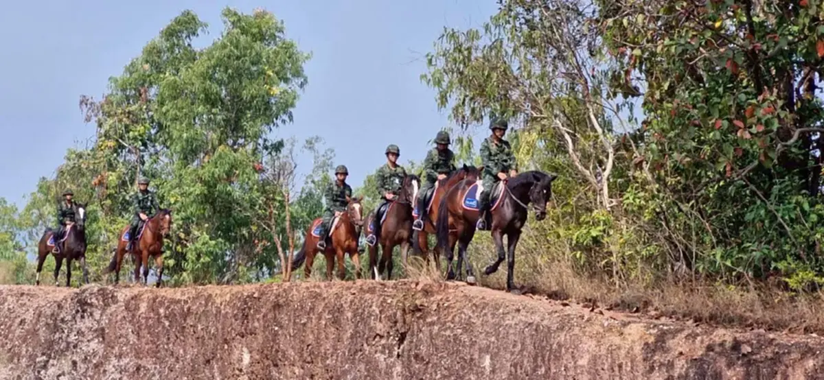 ทหารขี่ม้าลาดตระเวนเฝ้าระวังไฟป่า ตรวจแนวกันไฟรอบห้วยตึงเฒ่า