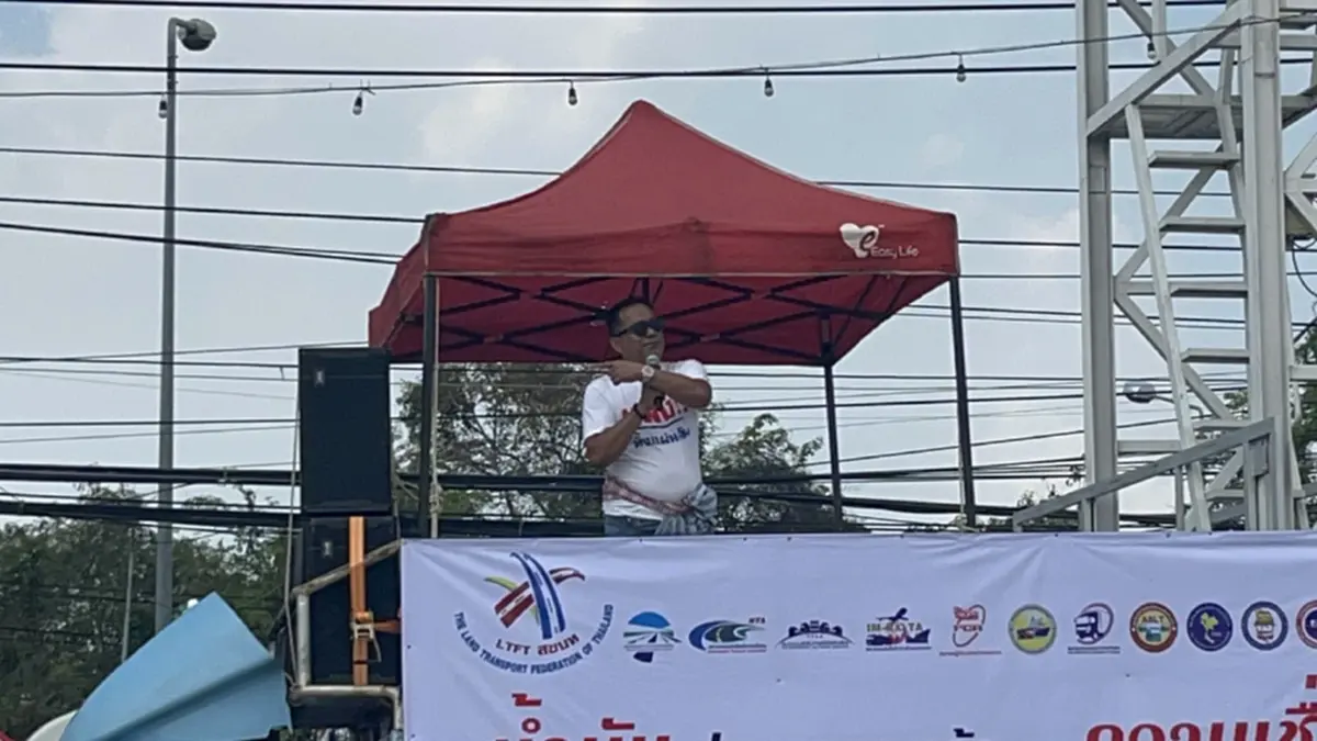 รถบรรทุกบุกแหลมฉบัง จี้รัฐสางปัญหาน้ำมันแพงและขาดแคลน