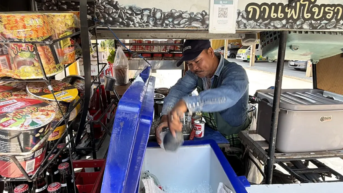 พ่อค้าโคราชขายกาแฟราคาบุญที่ฮุก 31 ส่งกุศลช่วยลูกป่วยดาวน์