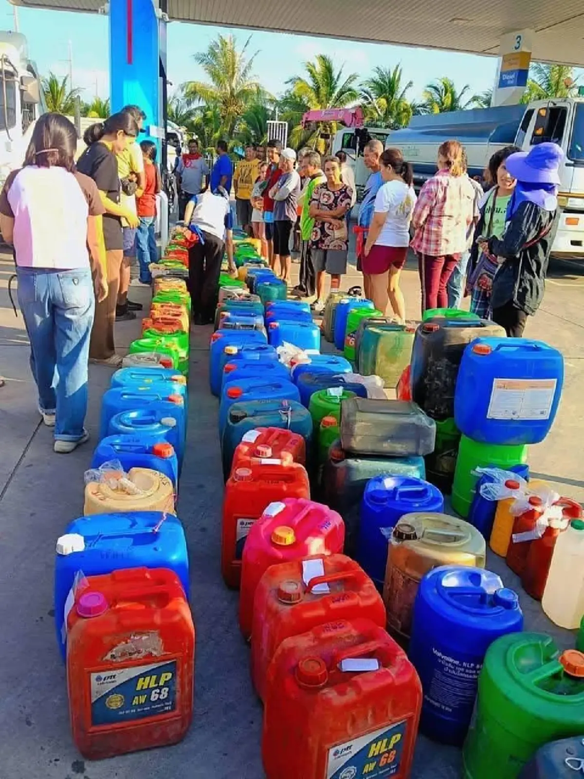 สงขลาวิกฤต! ชาวบ้านหิ้วแกลลอนนอนรอคิวเติมน้ำมันตั้งแต่ตี 2