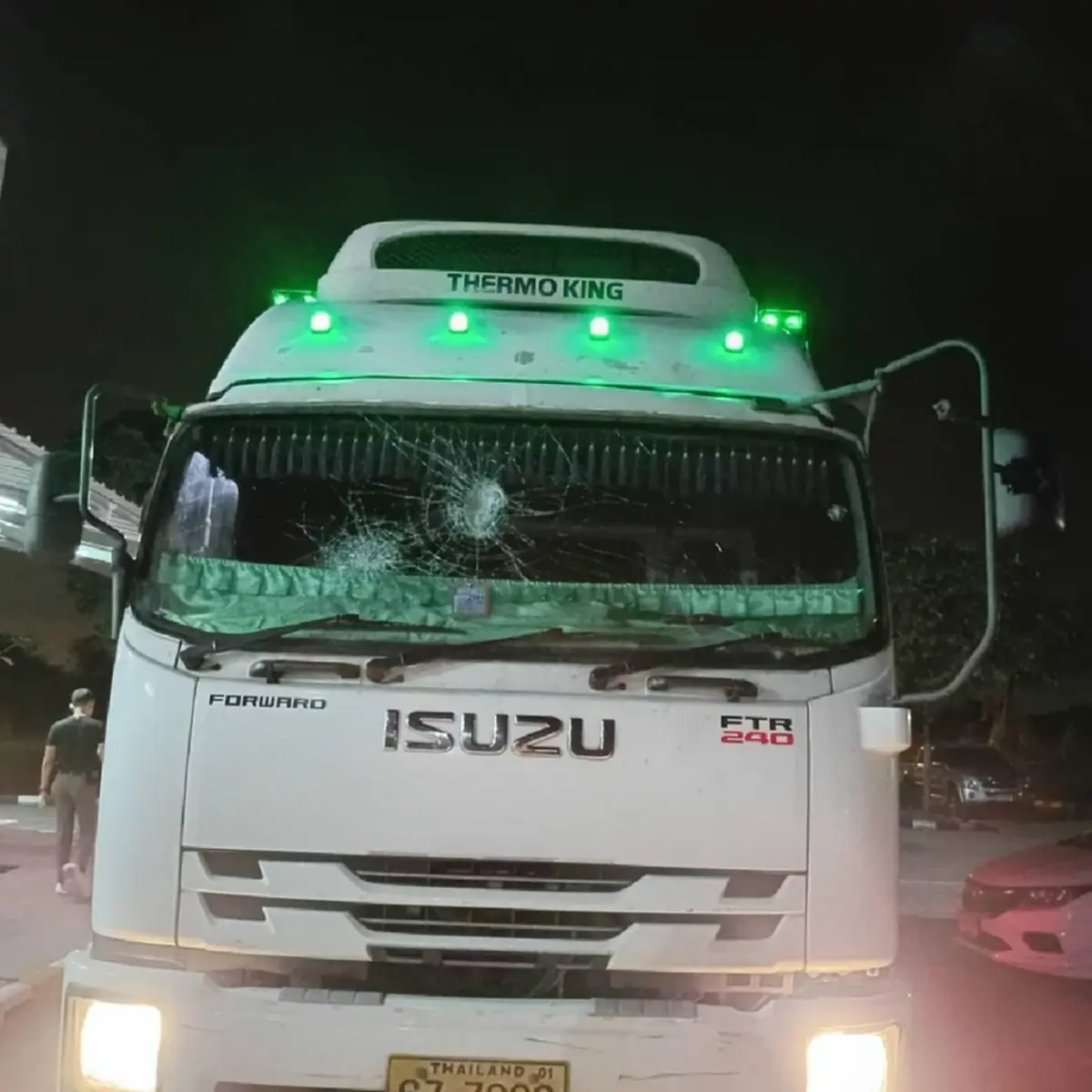 ฉุนแตร! วัยรุ่นลำลูกกาไล่ล่าปาหินใส่สิบล้อส่งนมกระจกแตกยับ