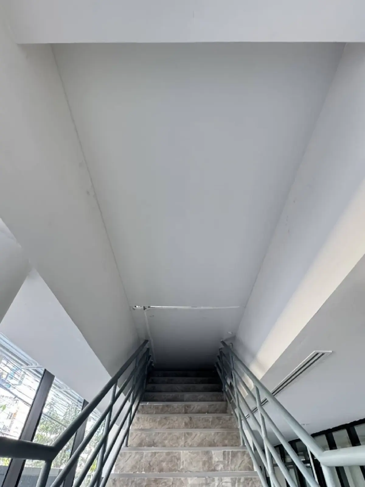 นครบาล แจงแล้วข้อเท็จจริง ดราม่าบันไดโรงพักสุทธิสารแห่งใหม่