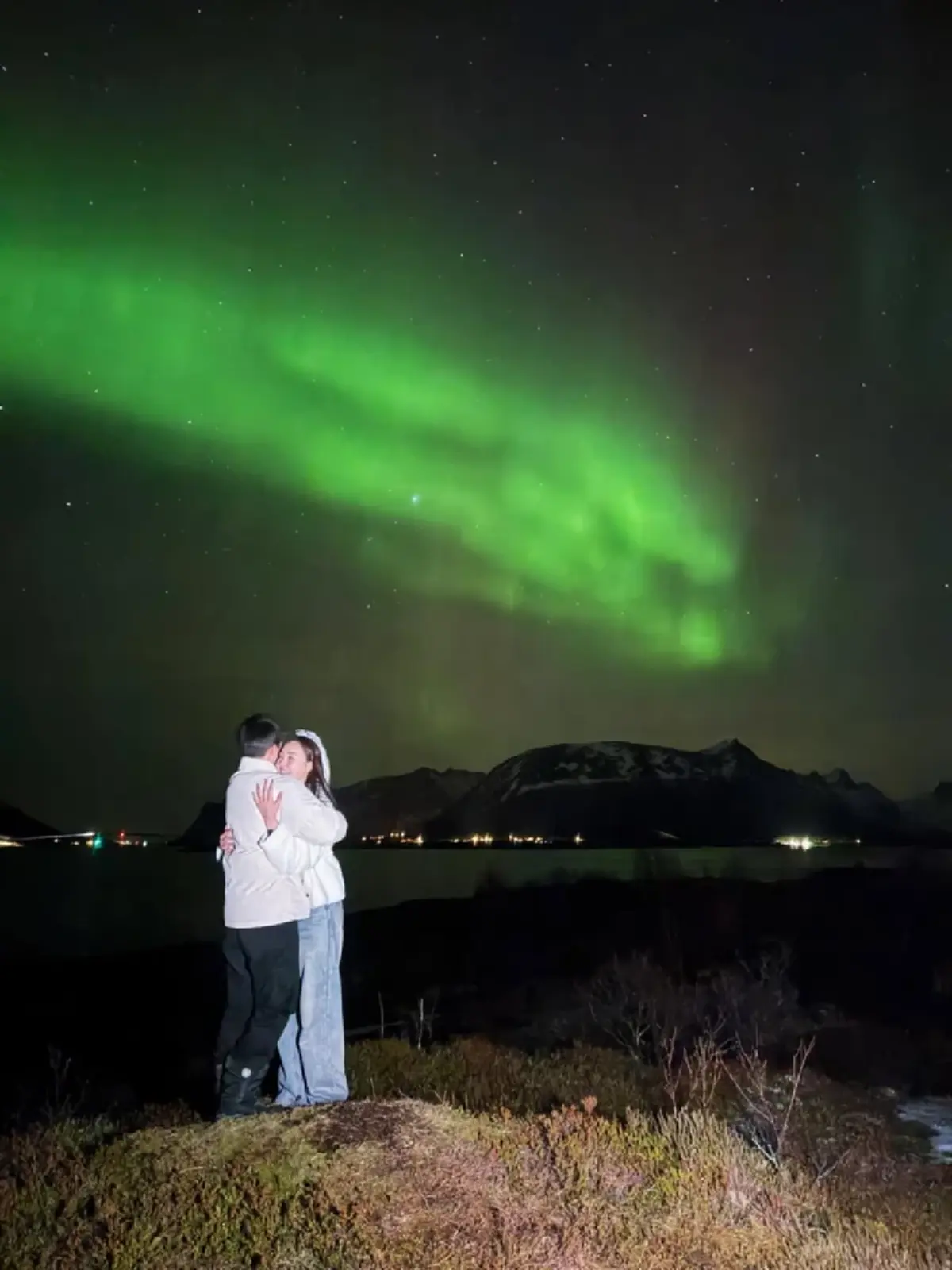 นักแสดงหนุ่ม เซอร์ไพรส์ขอแฟนสาว นางเอกดัง แต่งงานกลางแสงเหนือ