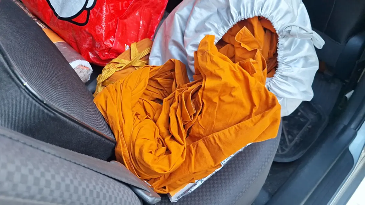 จีวรเต็มรถ! พระลูกวัดกาญจน์ เมาแล้วขับซิ่งเก๋งชน จยย. เจ็บ 1 ราย