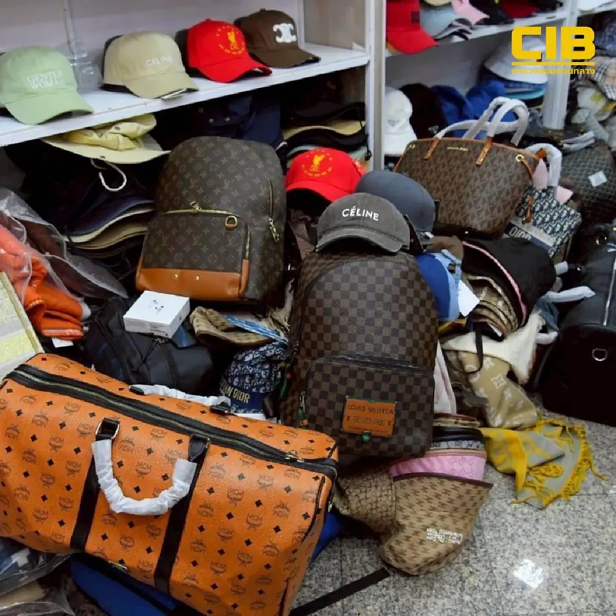 บุกห้างดังปทุมวัน รวบ 6 ผู้ต้องหา ขายสินค้าปลอม ของกลางกว่า 70 ล้าน