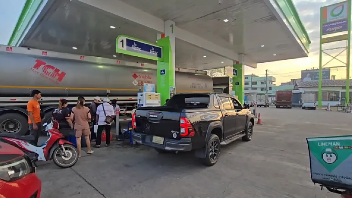 ดีเซลกำแพงเพชรขาดตลาด! ชาวบ้านแห่ต่อคิวแน่นจำกัดเติมคนละ 700
