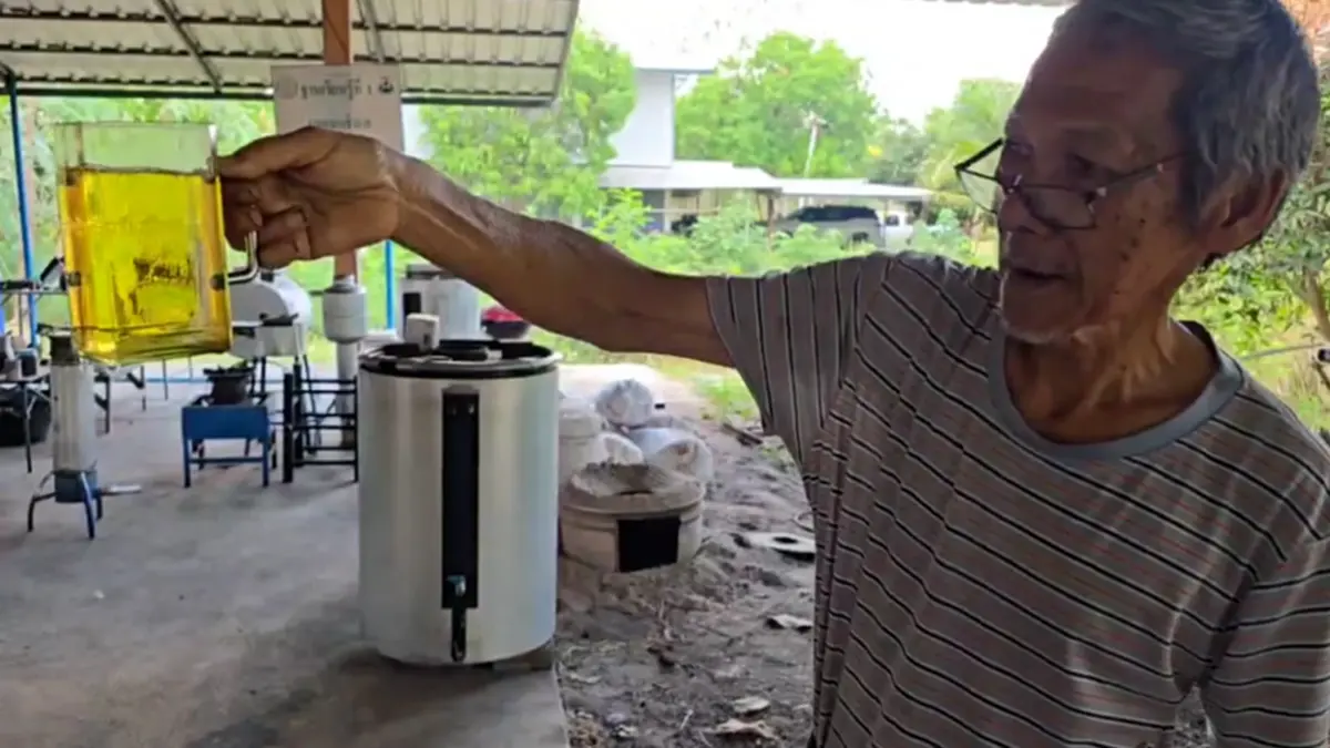 "ขยะทองคำ" ไอเดียลุงวัย 67 เปลี่ยนพลาสติกเป็นน้ำมัน ลดต้นทุน!