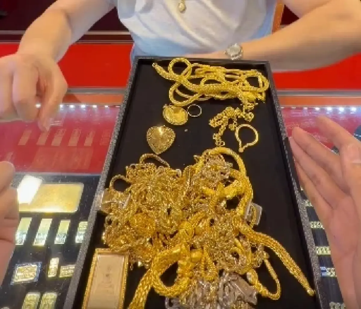 ลูกค้าหอบทองจากเพื่อนนักพนันมาขาย ลุ้นตัวโก่งก่อนรู้ราคา