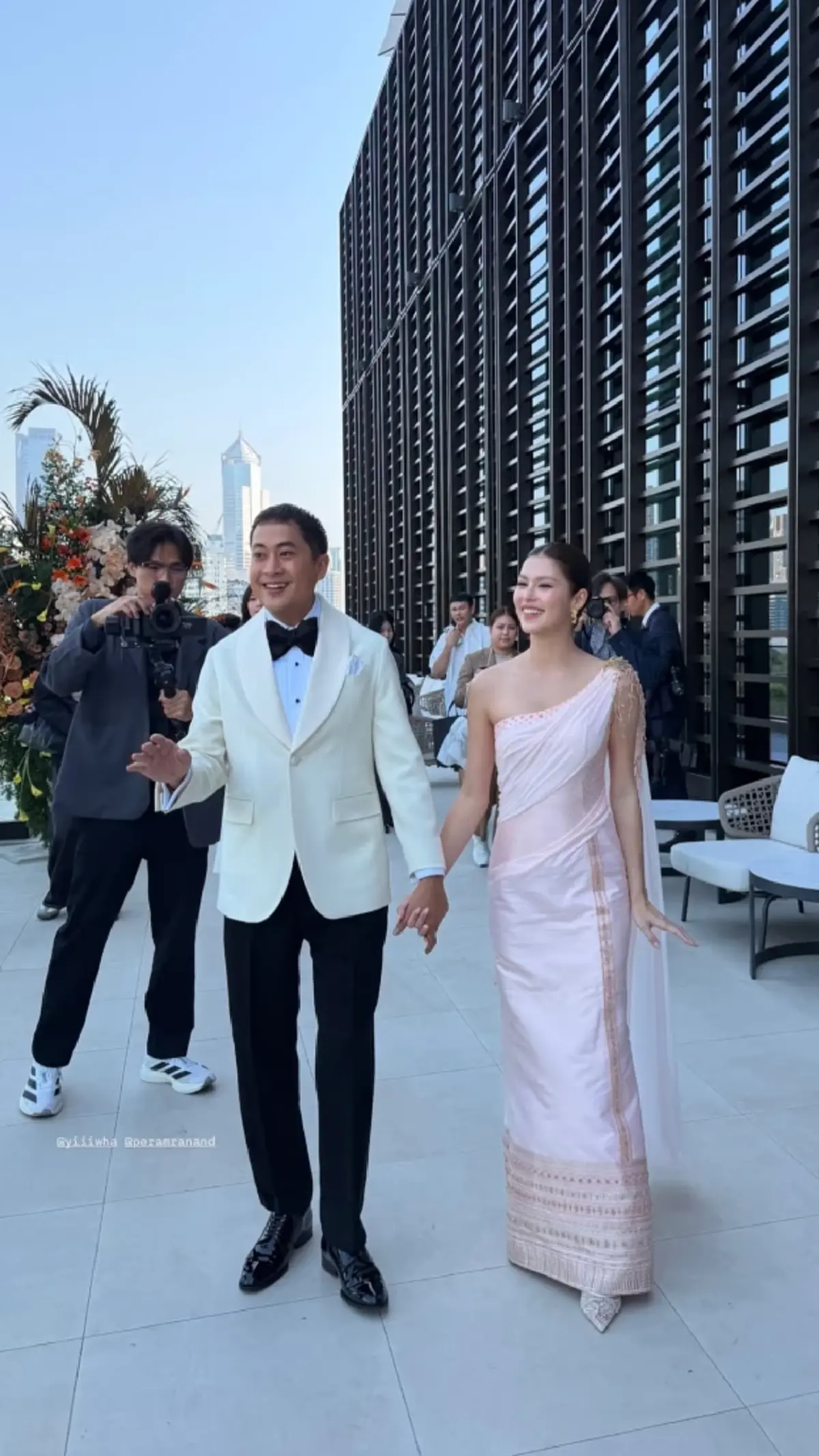 หวานละมุน! งานแต่ง  เรียบง่ายแต่อบอุ่น คนบันเทิงร่วมยินดี 