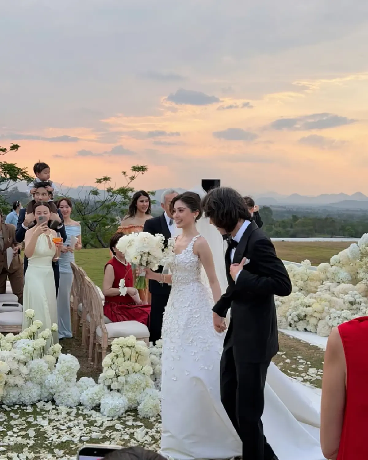 “มิลลี่ คามิลล่า” วิวาห์ “ระฟ้า” ทายาทอากู๋ แกรมมี่ สุดโรแมนติก