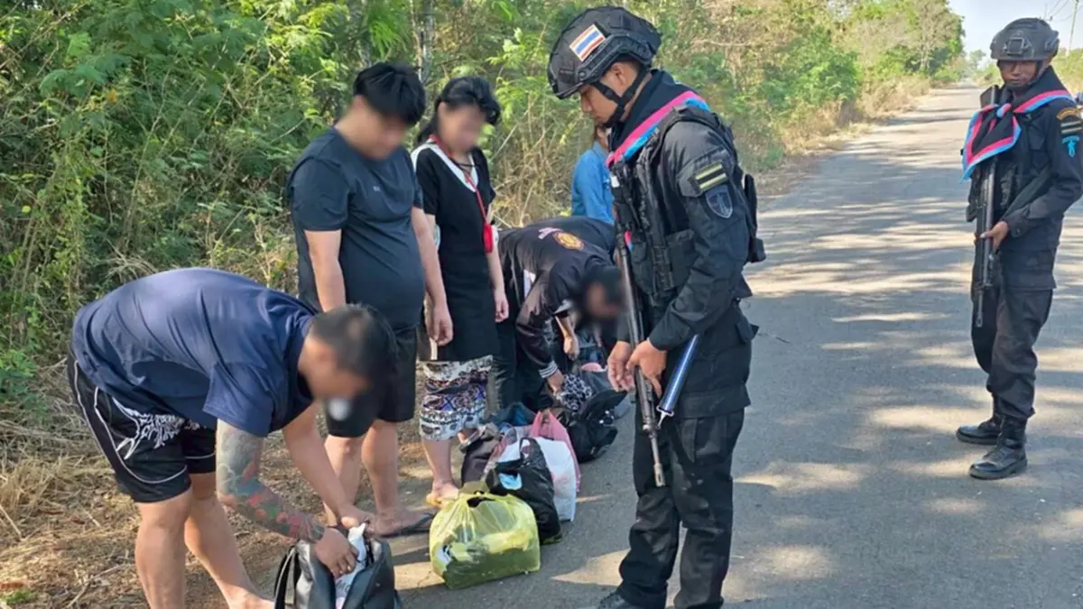 ทหารสระแก้วรวบ 9 คนไทยมุดลวดหนามหนีตาย แฉถูกหลอกขายเป็นทาส