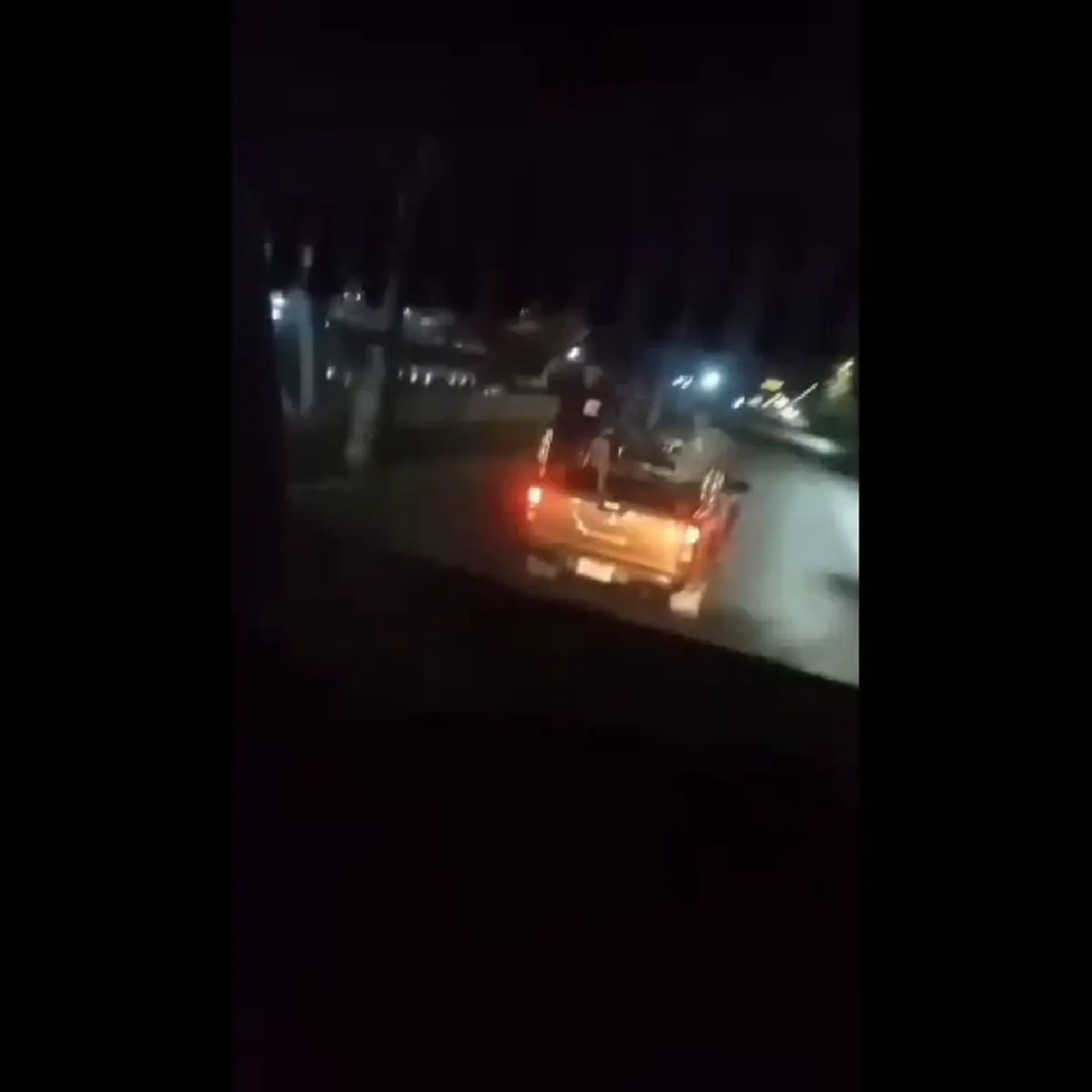 ฉุนแตร! วัยรุ่นลำลูกกาไล่ล่าปาหินใส่สิบล้อส่งนมกระจกแตกยับ