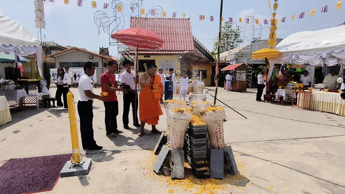 ฮือฮา! "อาทิตย์ทรงกลด" กลางพิธีหล่อพระ 4 ทิศ ตัวเลขโผล่ชัด