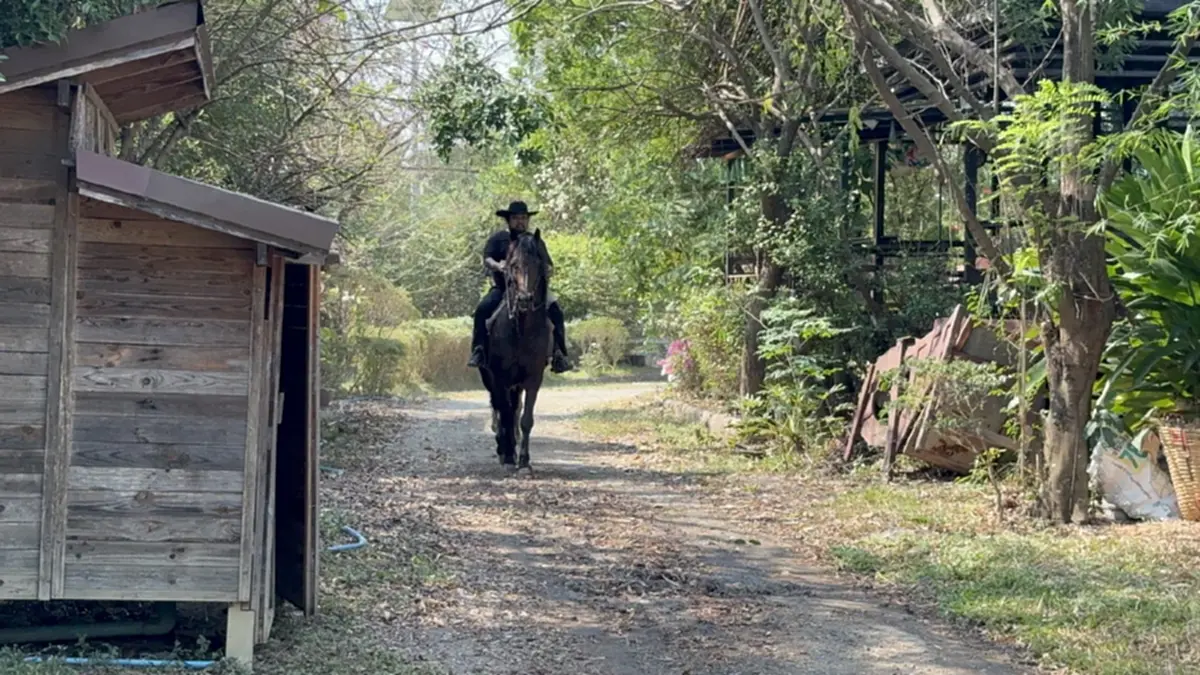 อาจารย์สักยันต์ชื่อดังควบม้าคู่ใจตระเวนหาซื้อน้ำมันปั๊มหลอด