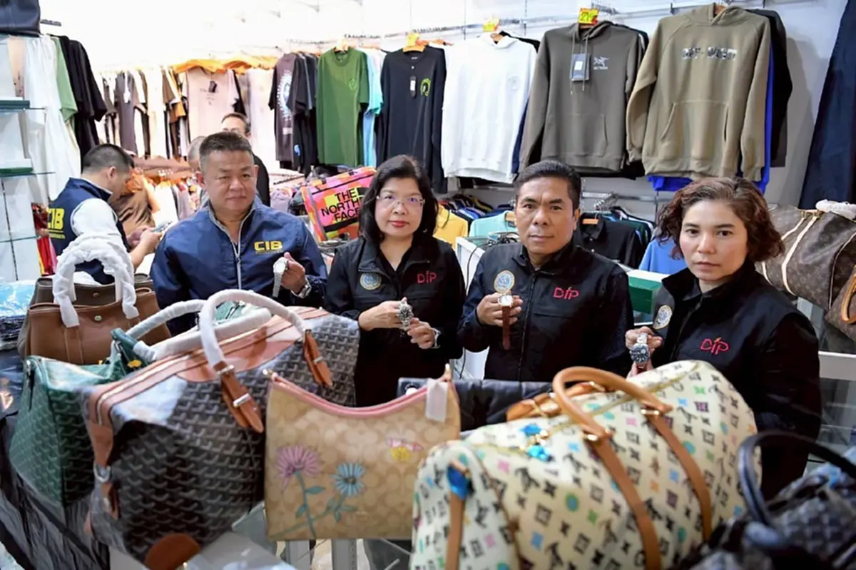 บุกห้างกลางกรุง กวาดล้างสินค้าปลอม เศรษฐกิจพังไม่ต่ำกว่า 70 ล้าน