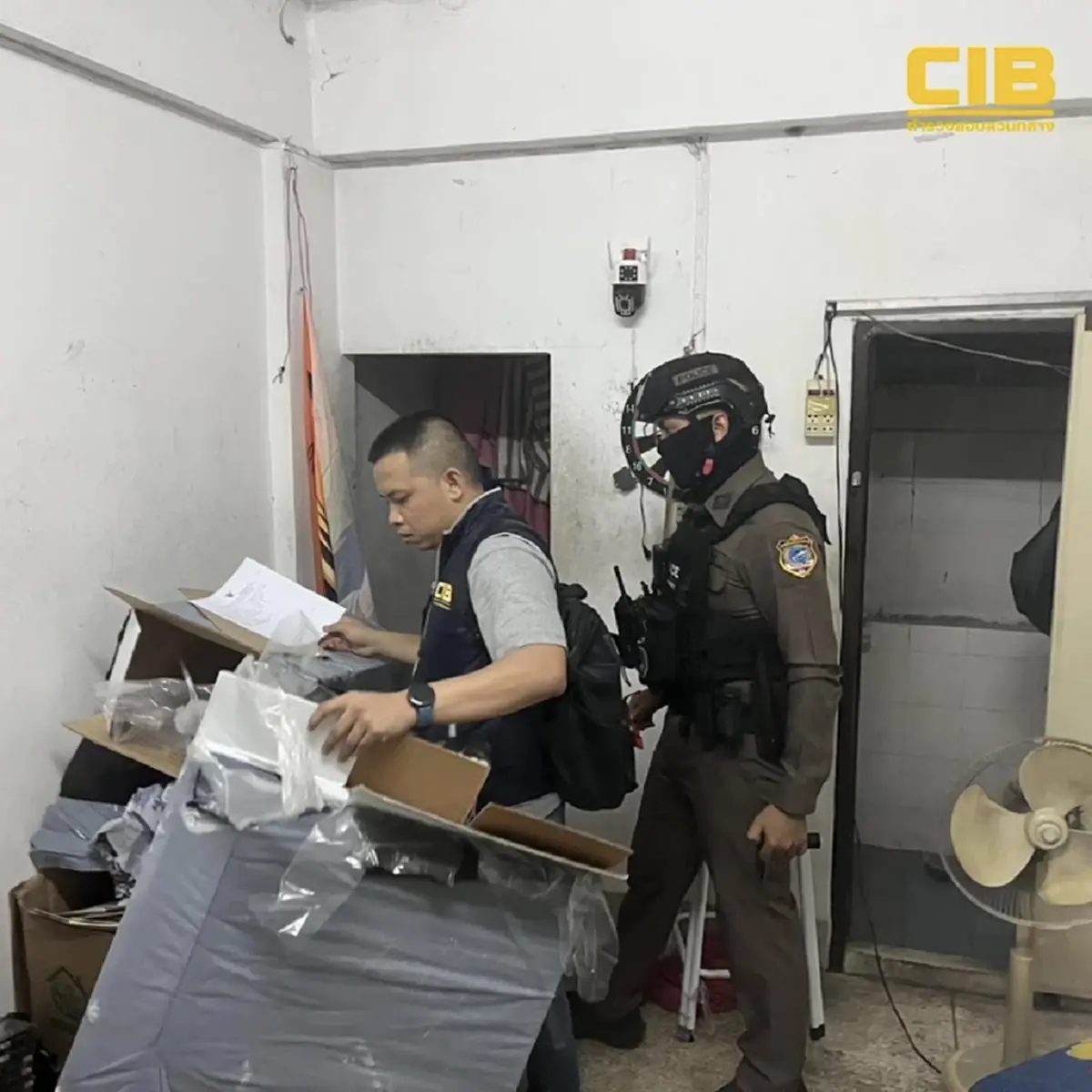 รวบโจ๋ขายบุหรี่เถื่อน ขยายผลเจอคลังหนีภาษี ยึดกว่า 12,000 ซอง