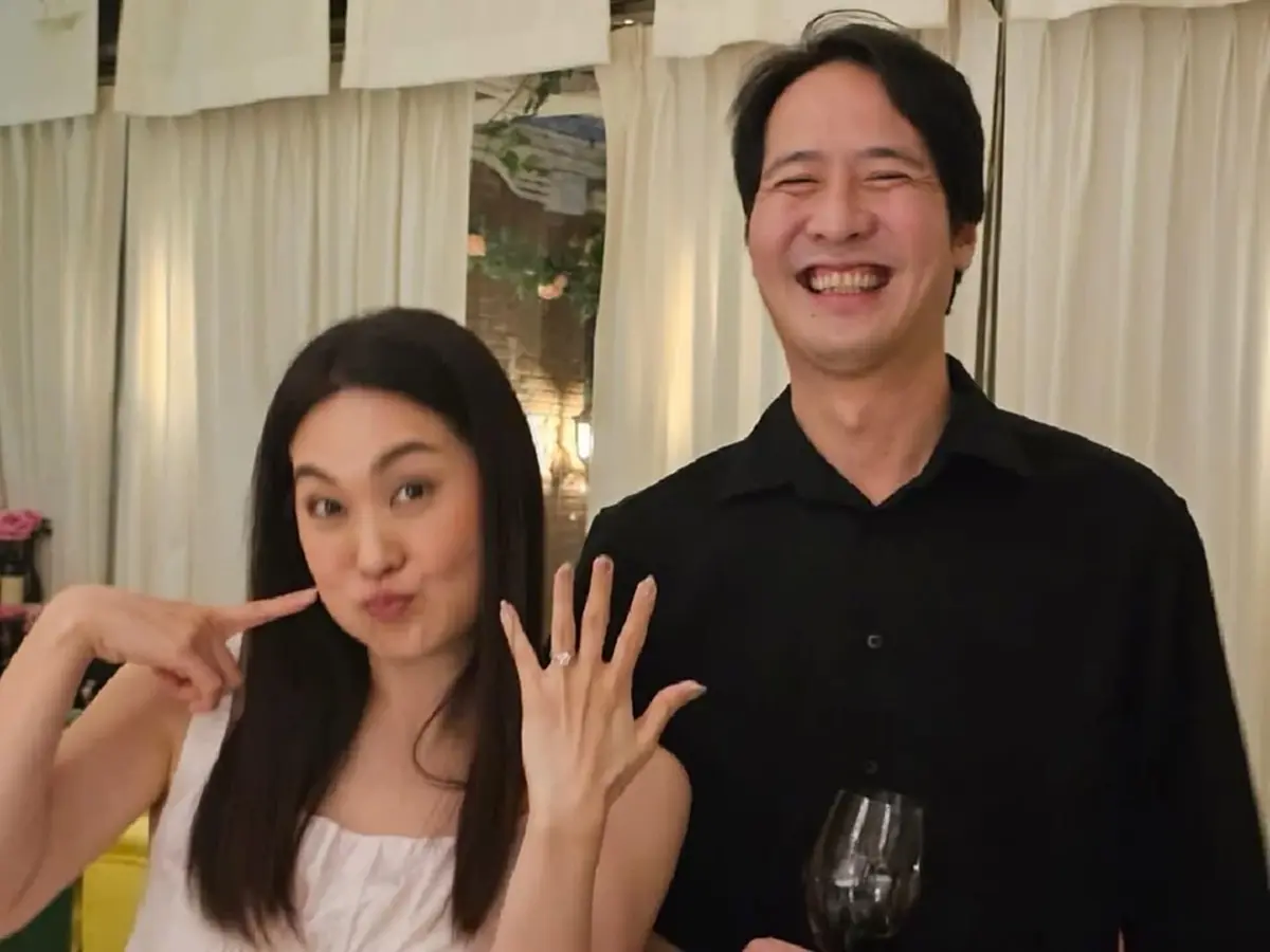 เซอร์ไพรส์ นักร้องสาวดัง ถูกแฟนหนุ่มนอกวงการ คุกเข่าขอแต่งงาน