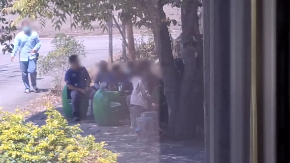 ผกก.เถินเรียกสอบ 28 ชาวบ้าน รุมเก็บกุ้งจากเหตุรถกระบะคว่ำ