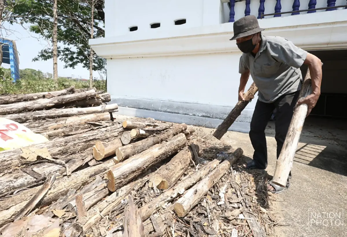 วัดเชียงใหม่ปรับใช้ ฟืนเผาศพ แทนน้ำมัน หลังขาดแคลนเชื้อเพลิง