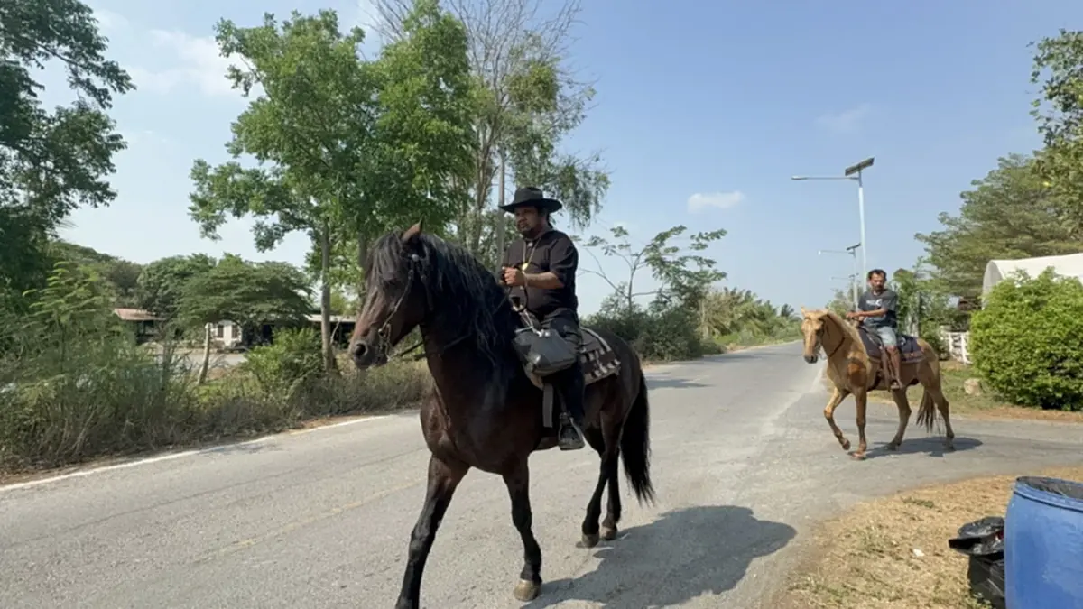 อาจารย์สักยันต์ชื่อดังควบม้าคู่ใจตระเวนหาซื้อน้ำมันปั๊มหลอด