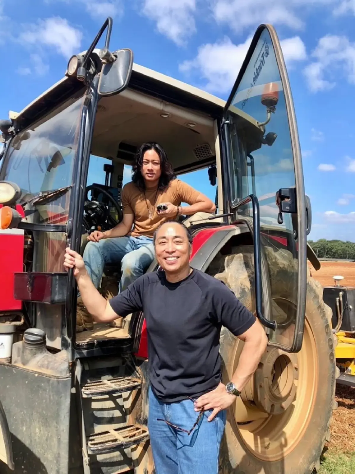 ทายาทฟาร์มโชคชัยรุ่น 3 หล่อเข้มสไตล์คาวบอย ขี่ม้าลุยงานเคียงพ่อ