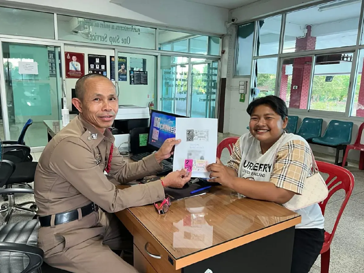 แห่ยินดี หลานยายกอบ ชีวิตพลิก ถูกรางวัลที่ 1 รับทรัพย์ 12 ล้าน