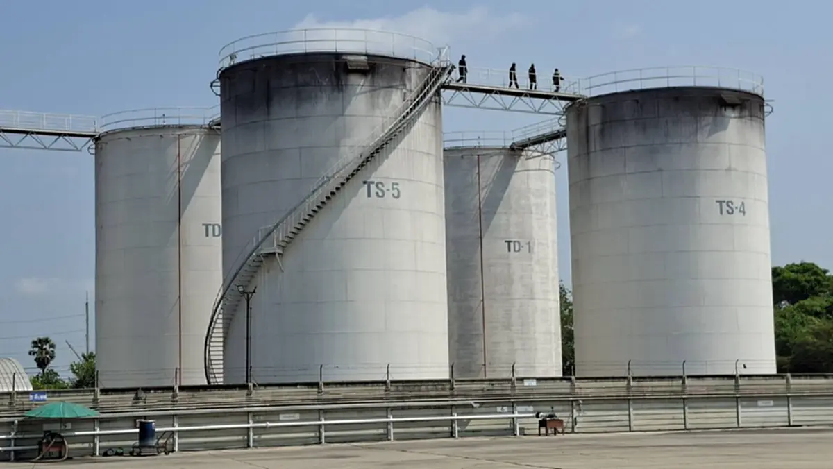 ตร.ลุยพิรุธบริษัทน้ำมัน ซุกสต๊อก 3.3 แสนลิตร-ส่งขายเกินราคา