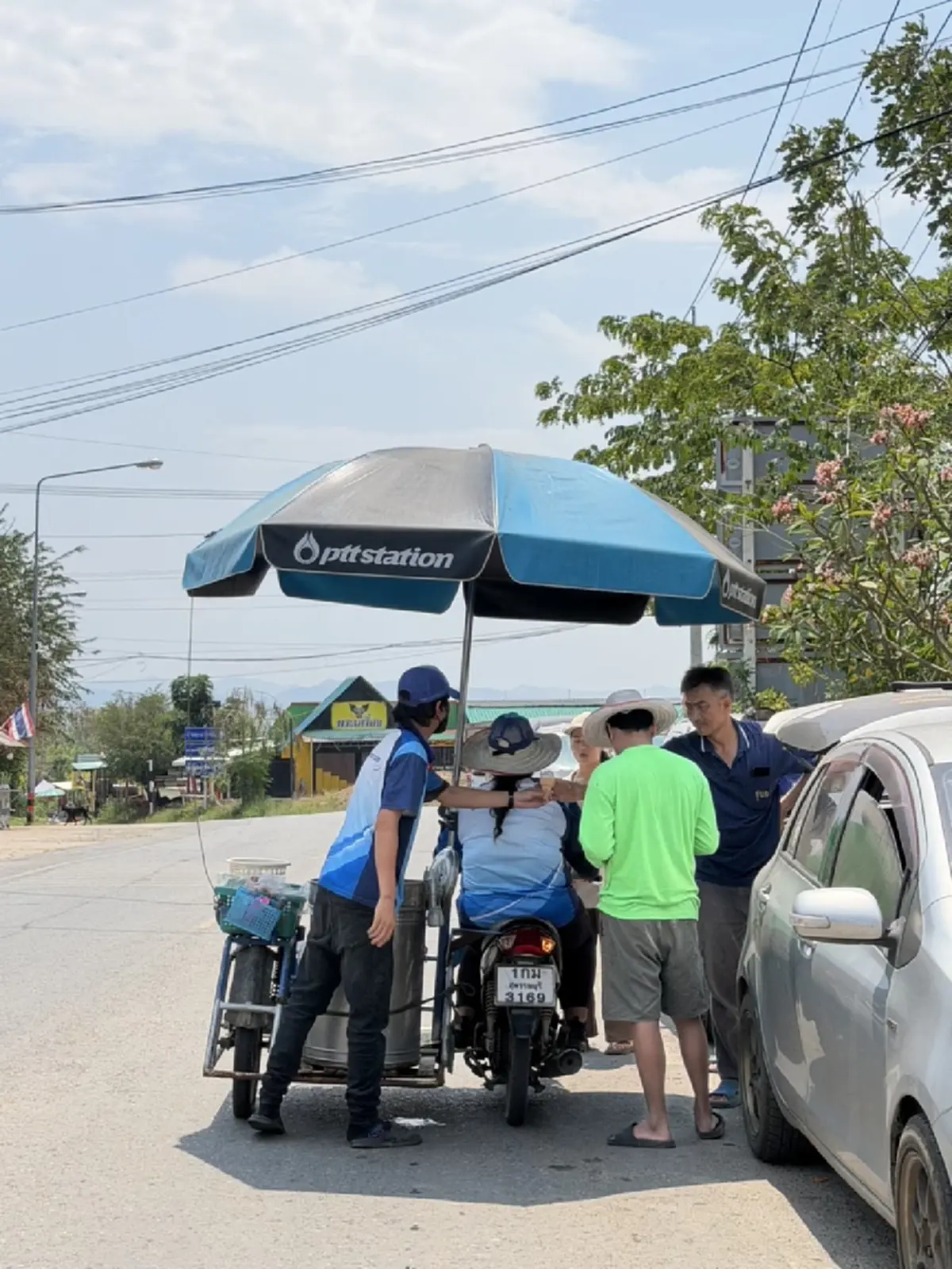 สุพรรณฯ น้ำใจงาม! ปั๊มด่านช้างแจกไอศกรีมคลายร้อนคนรอเติมน้ำมัน