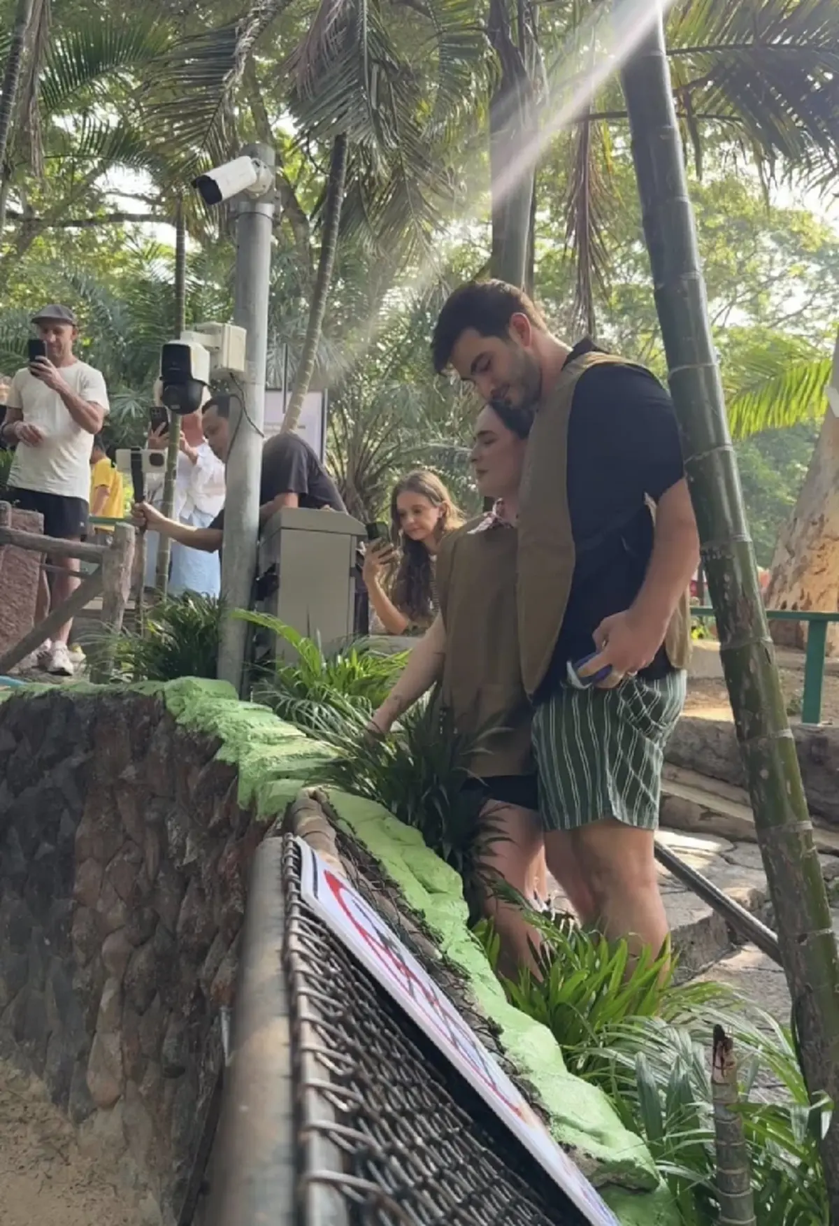 "เชฟอิตาลี" มาให้อาหารหมูเด้ง ก่อนสุดท้าย ทำคนเขินทั้งสวนสัตว์