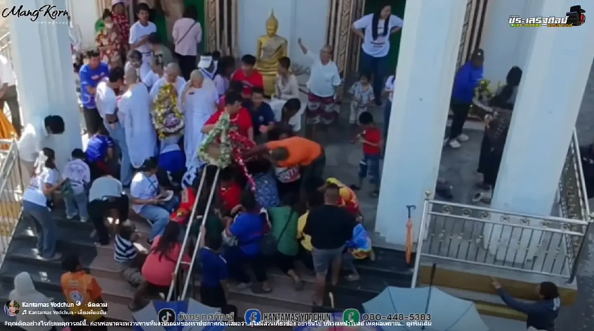 บาปหรือบุญ นาคโปรยทานไม่สะใจ หนุ่มล้วงเอาเองในตร้า กระชากทองนาค