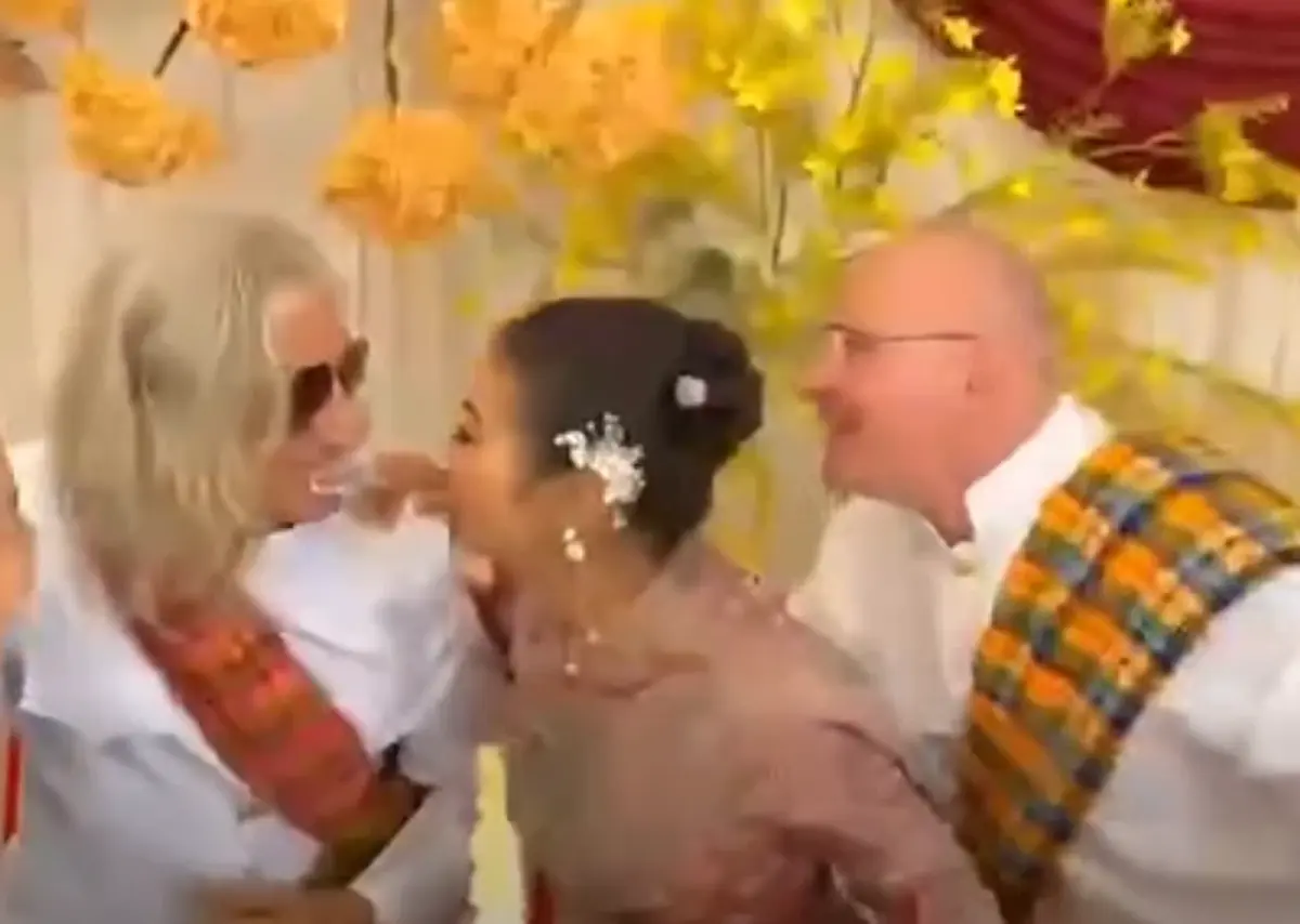 ถึงว่า อดีตนักร้องสาวตัดสินใจแต่งงานกับเจ้าบ่าวชาวต่างชาติ 2 คน