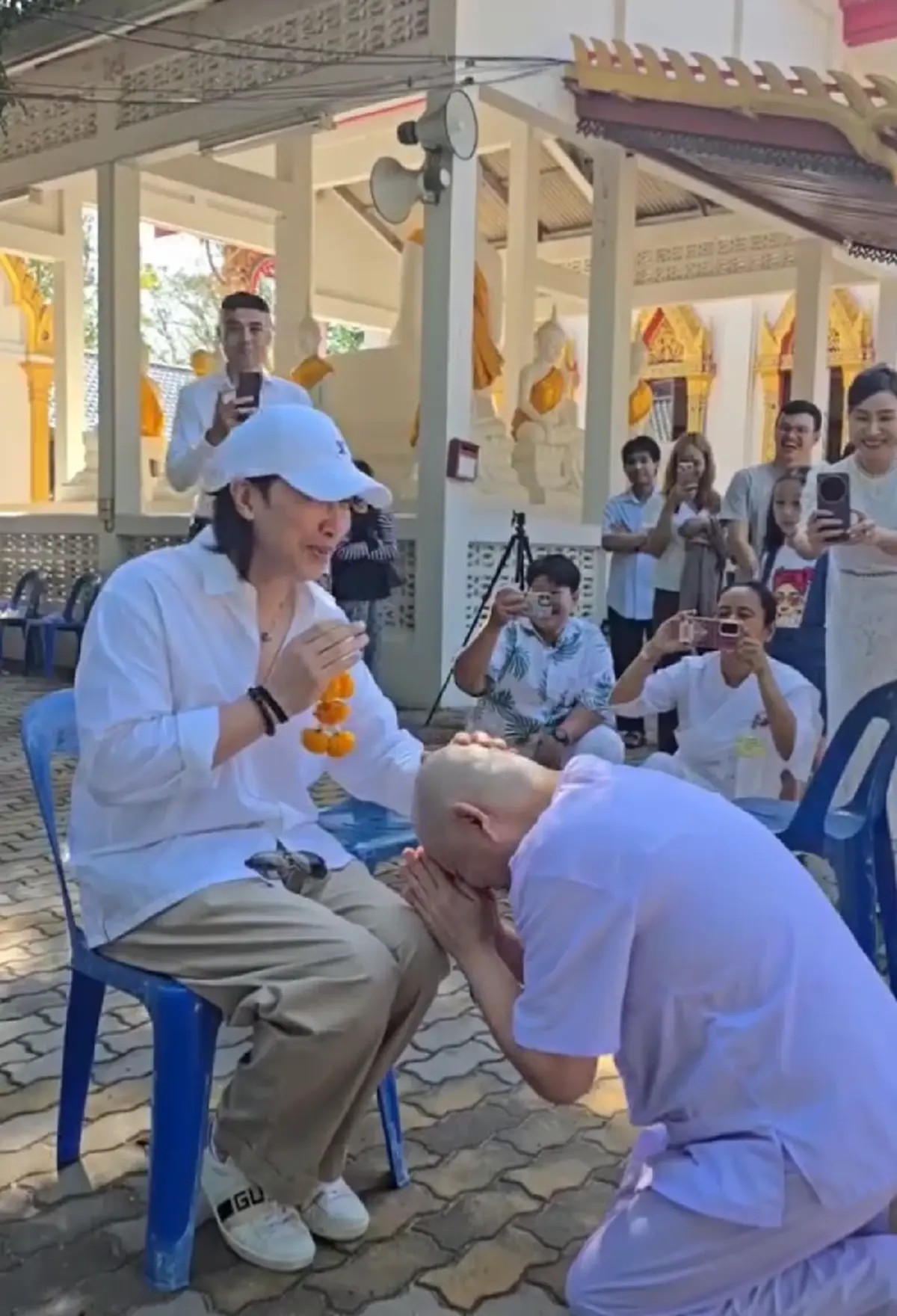 ทนายแก้ว บวชแล้ว นาทีก้มกราบขอขมา หนุ่ม กรรชัย ลูบหัวนาคแก้ว