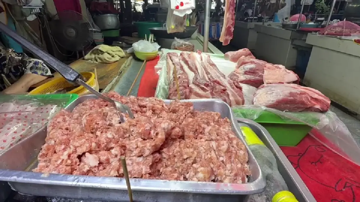 อ่วมหมูโลละ 200! แม่ค้าอ่างทองท้อพิษน้ำมันแพงทำตลาดเงียบเหงา
