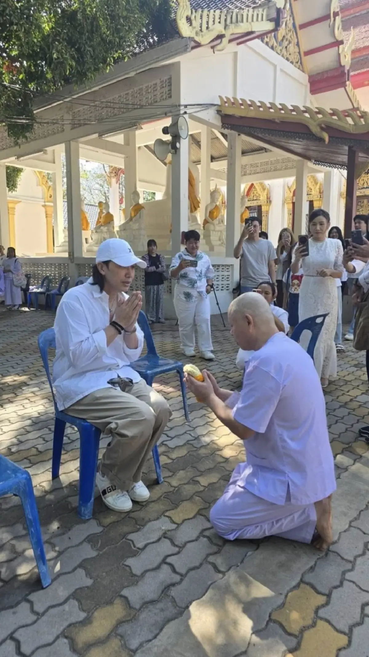 ทนายแก้ว บวชแล้ว นาทีก้มกราบขอขมา หนุ่ม กรรชัย ลูบหัวนาคแก้ว