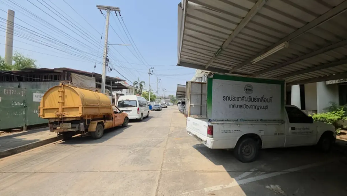 เมืองกาญจน์! รถขยะจอดสนิทน้ำมันเกลี้ยงปั๊ม แจ้งปรับเวลาเก็บ