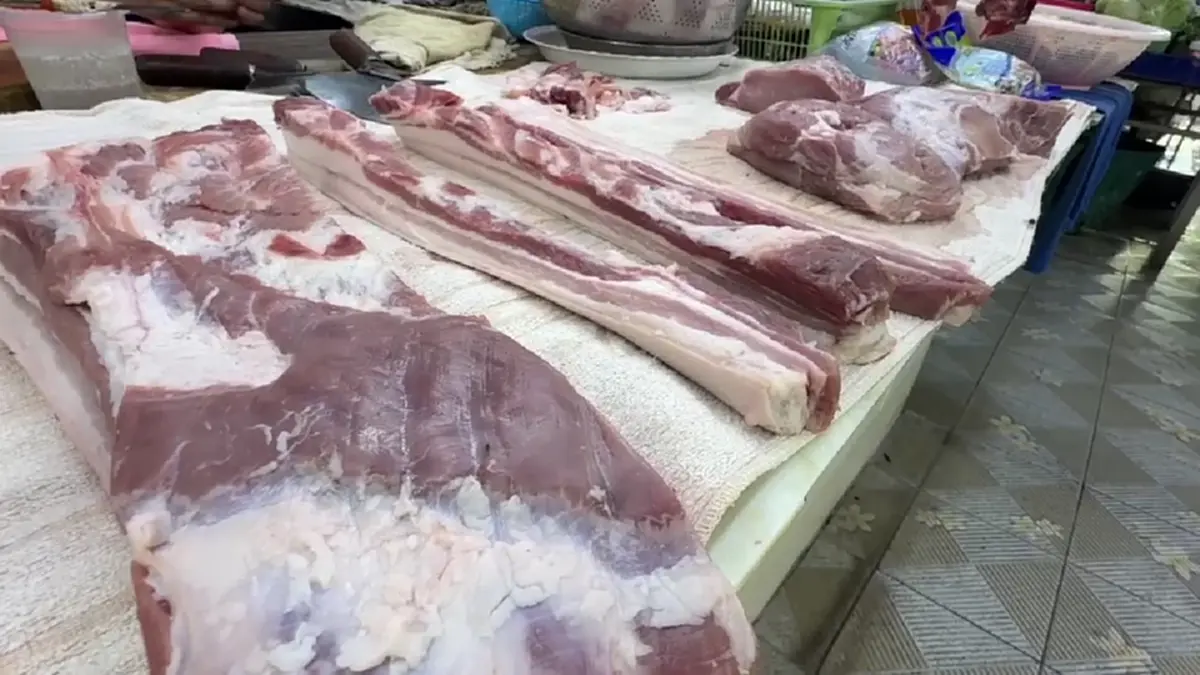 อ่วมหมูโลละ 200! แม่ค้าอ่างทองท้อพิษน้ำมันแพงทำตลาดเงียบเหงา