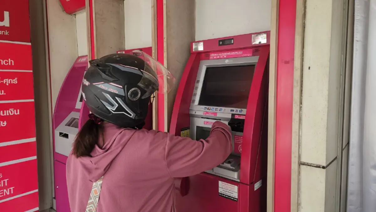 สาว 17 คว้าเงินหน้าตู้ ATM ไม่หนีแต่ไม่คืน วุ่นทั้งโรงพัก
