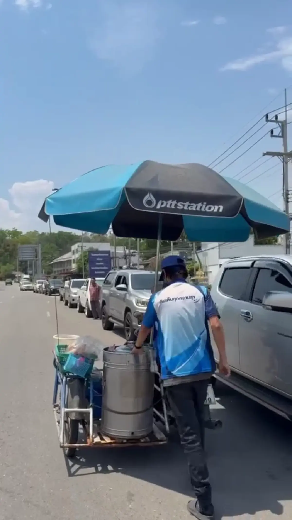 สุพรรณฯ น้ำใจงาม! ปั๊มด่านช้างแจกไอศกรีมคลายร้อนคนรอเติมน้ำมัน