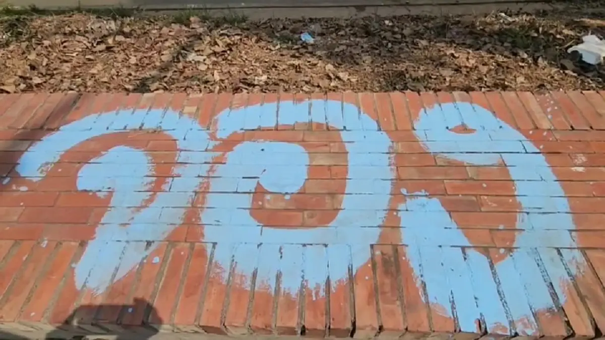 อยุธยาเร่งลบสีสเปรย์จองที่หน้าวัดดัง ปกป้องภาพลักษณ์มรดกโล