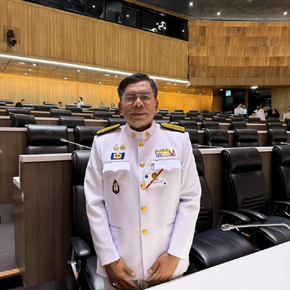 ถึงว่า สส.พรรคดัง โดนโจมตีจนรถพรุน ทั้งๆ ที่อยู่หน้าบ้านของตนเอง