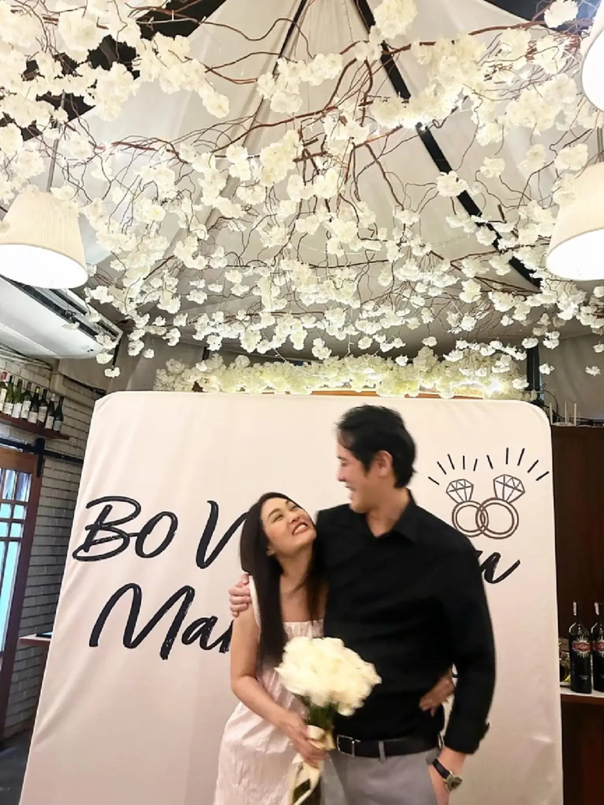 เซอร์ไพรส์ นักร้องสาวดัง ถูกแฟนหนุ่มนอกวงการ คุกเข่าขอแต่งงาน