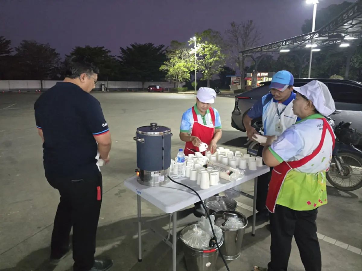 น้ำใจเจ้าของปั๊มกำแพงเพชรแจกน้ำเต้าหู้ฟรีปลอบใจคนรอคิวน้ำมัน