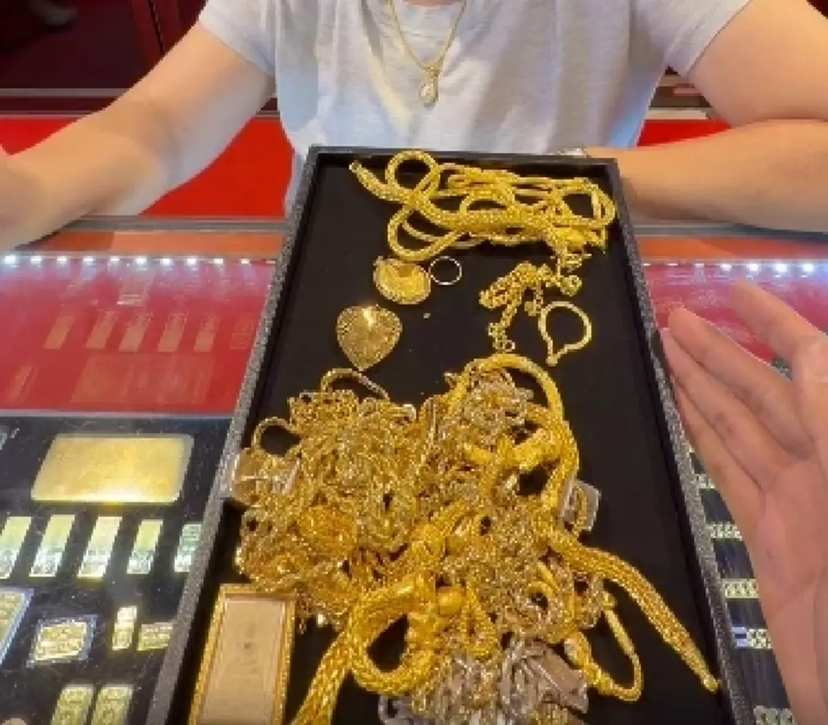 ลูกค้าหอบทองจากเพื่อนนักพนันมาขาย ลุ้นตัวโก่งก่อนรู้ราคา