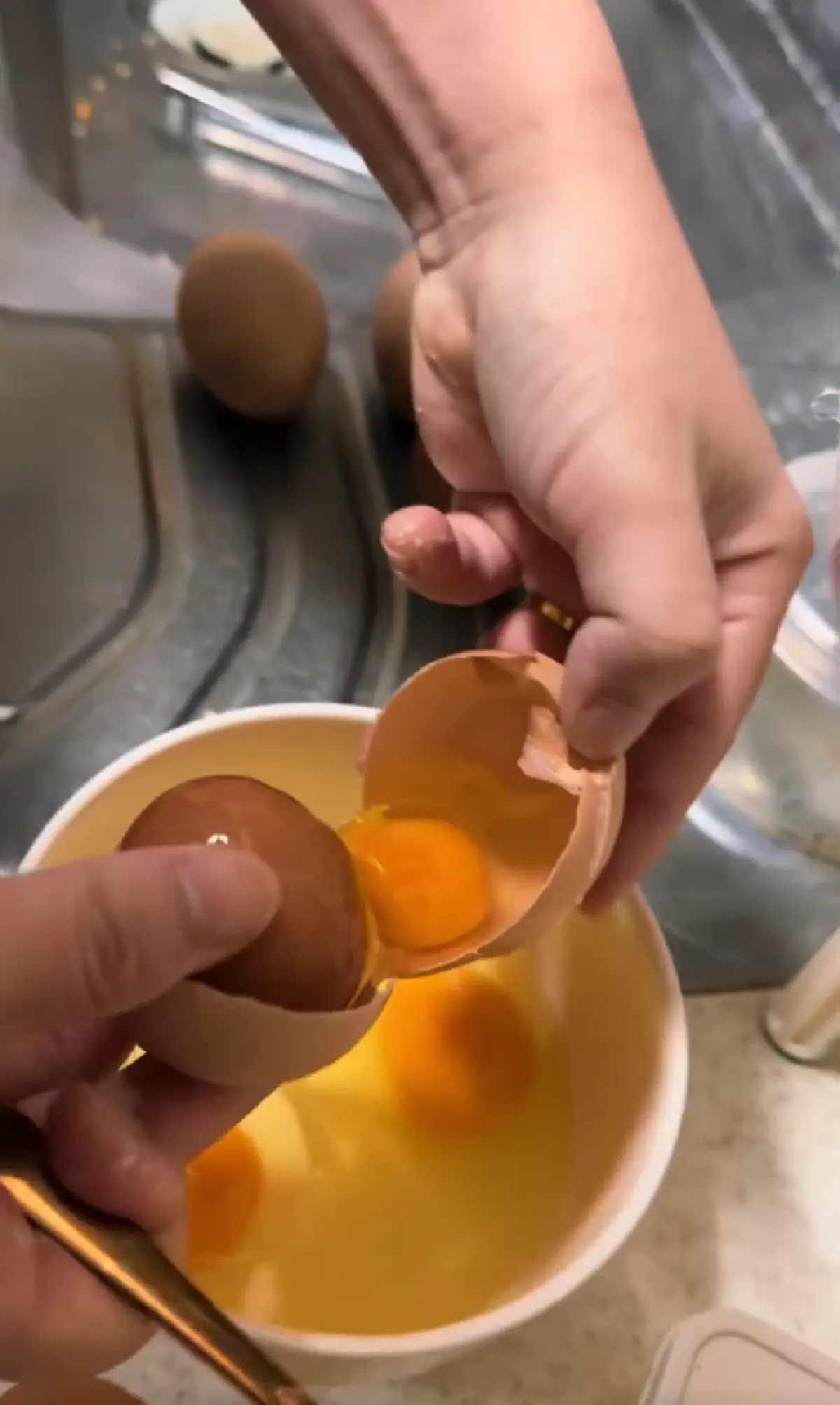 หนุ่มซื้อไข่ไก่จากตลาด ตอกออกมา เจอสิ่งไม่คาดคิดข้างในอย่างพีค