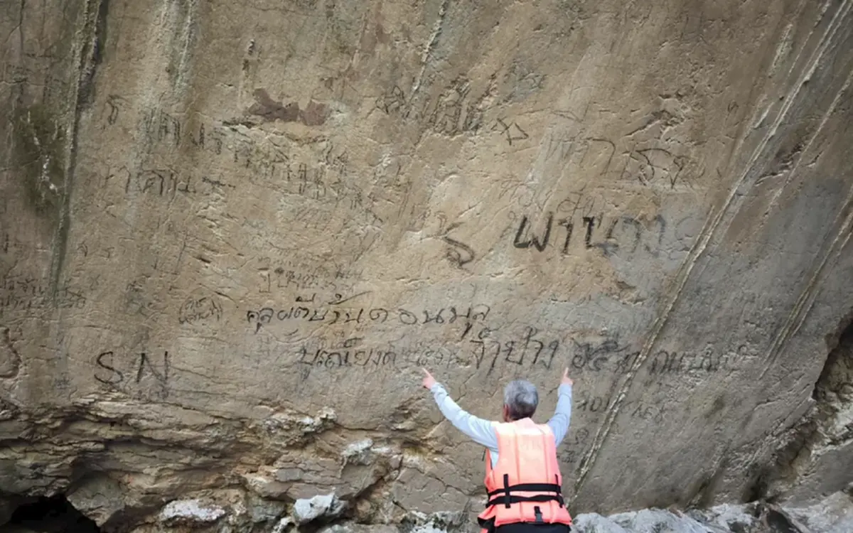 ประจานมือบอน! นทท.สลักชื่อเต็มผาหอบลำปาง แหล่งหินล้านปี