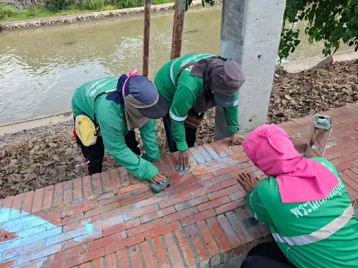 อยุธยาเร่งลบสีสเปรย์จองที่หน้าวัดดัง ปกป้องภาพลักษณ์มรดกโล