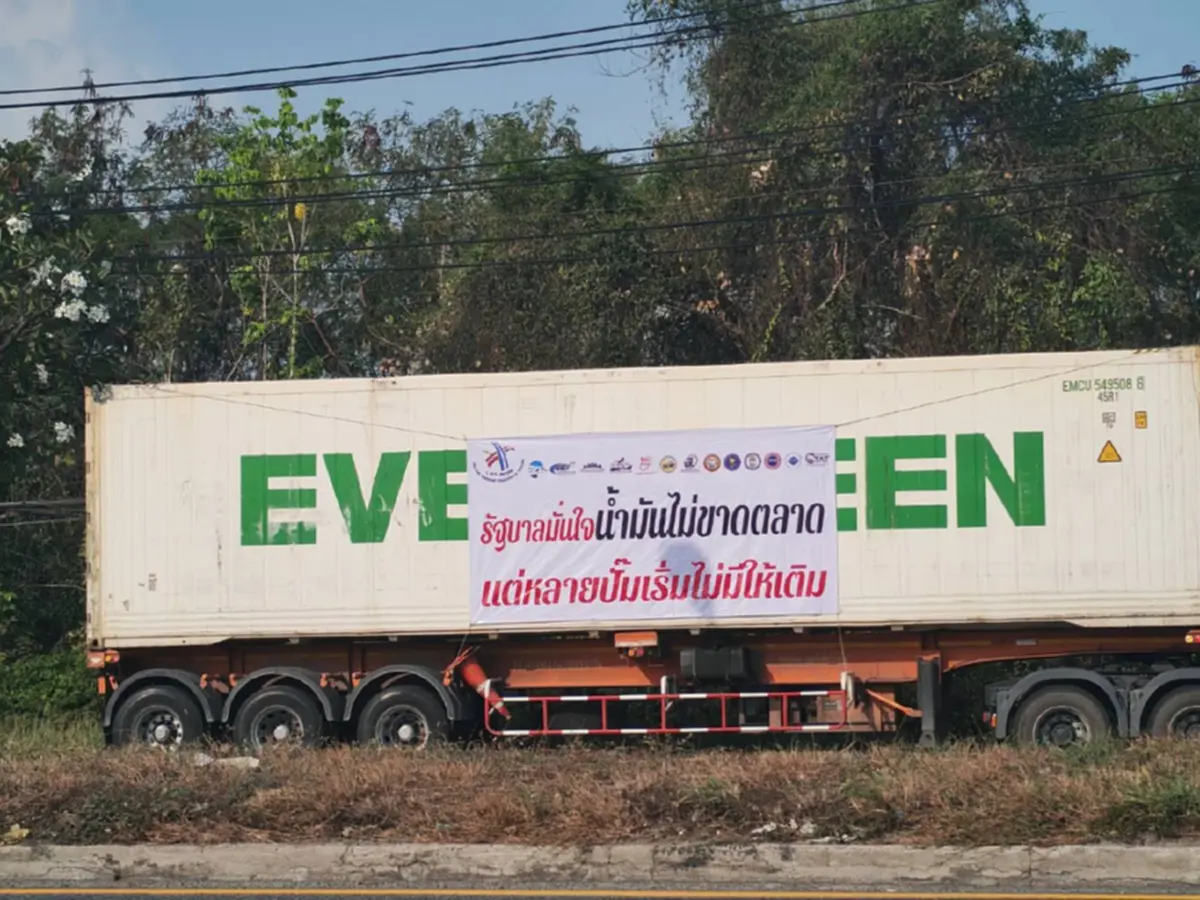 รถบรรทุกบุกแหลมฉบัง จี้รัฐสางปัญหาน้ำมันแพงและขาดแคลน