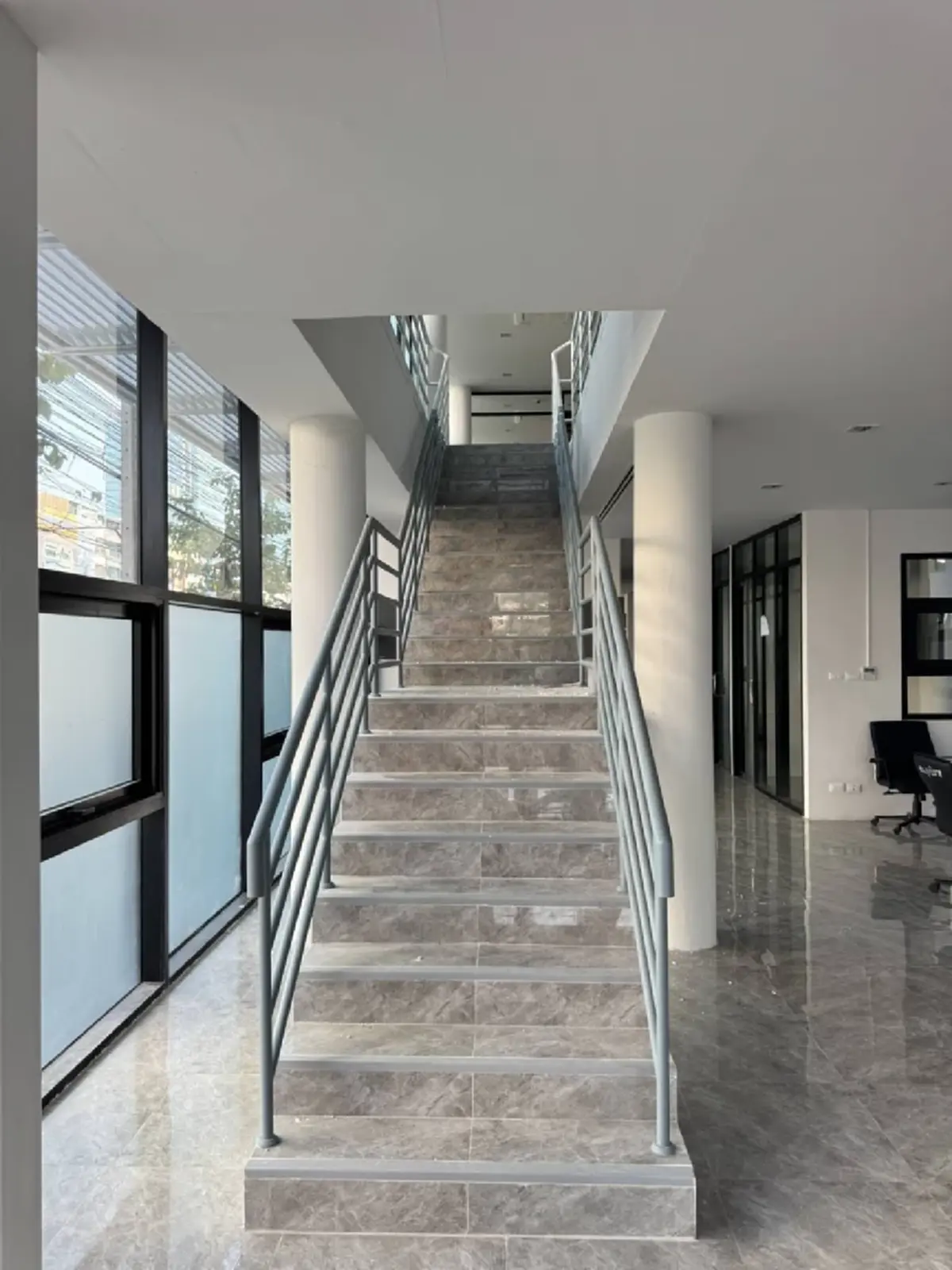 นครบาล แจงแล้วข้อเท็จจริง ดราม่าบันไดโรงพักสุทธิสารแห่งใหม่