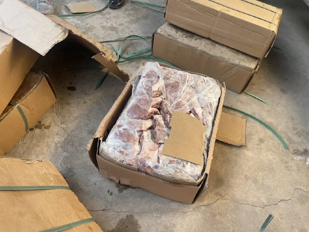 สกัดเนื้อเถื่อนอาร์เจนตินา 17 ตัน! รวบ 7 กระบะตู้ทึบกลางร้อยเอ็ด